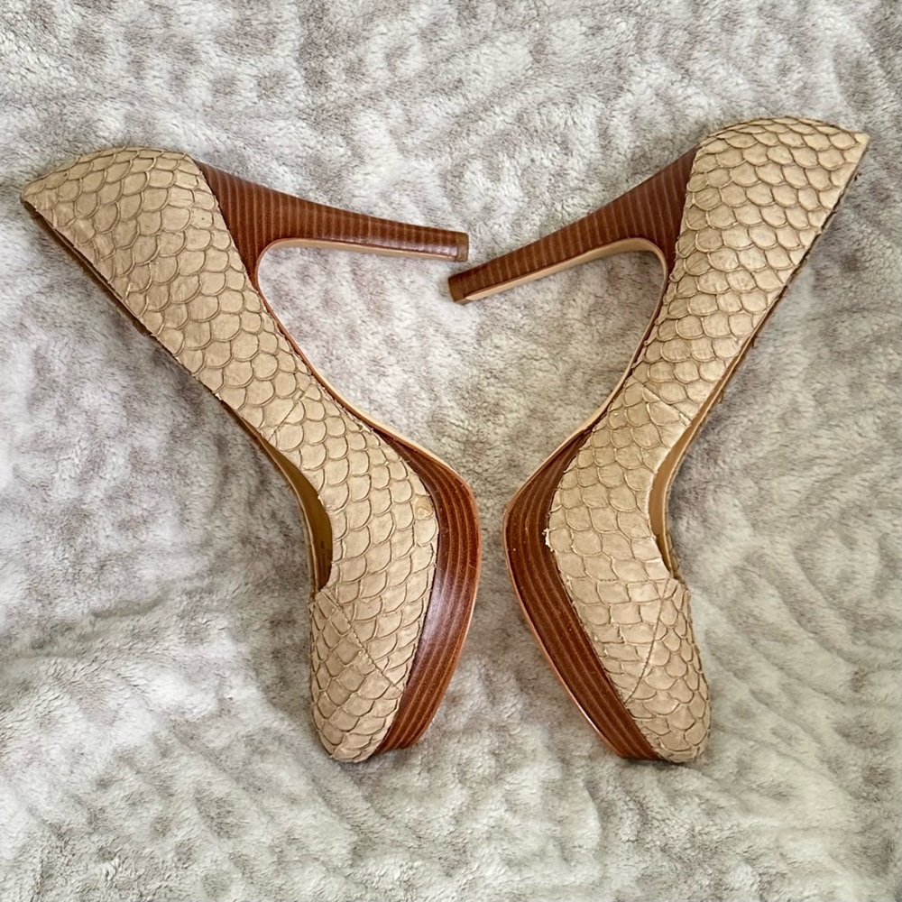 Calvin Klein Kendall Platform Heels, Fish Scale
Pattern Beige size 8M✨EUC✨ - Picture 4 of 11